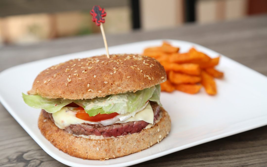 Burger et frites de patates douces
